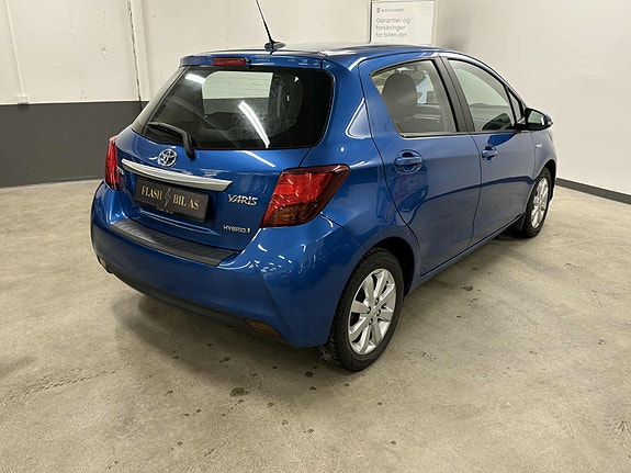 Toyota Yaris 4 of 30