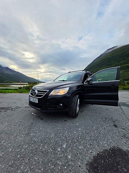 Volkswagen Tiguan 2 of 16