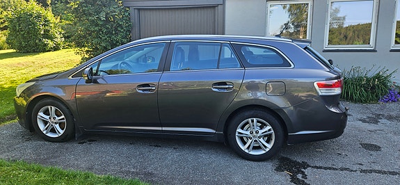 Toyota Avensis 2 of 7