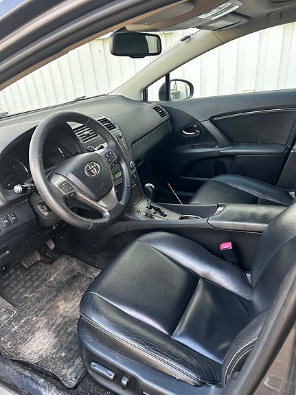 Toyota Avensis 2 of 7