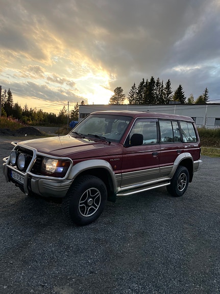 Mitsubishi Pajero 2 of 25