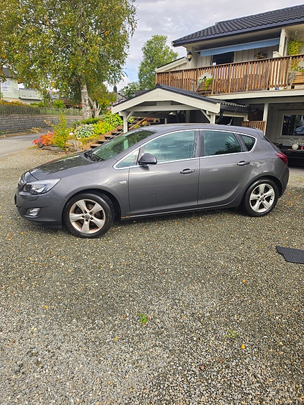 Opel Astra 2 of 9