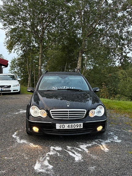 Mercedes-Benz C220 d 2 of 22