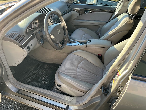 Mercedes-Benz E240 10 of 21