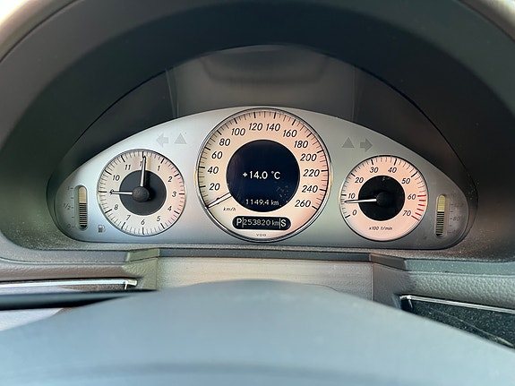 Mercedes-Benz E240 9 of 21
