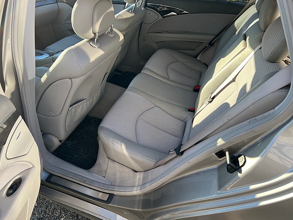 Mercedes-Benz E240 12 of 21