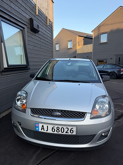 Ford Fiesta 2 of 28