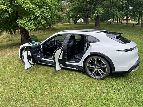 Porsche Taycan 4 28 of 30