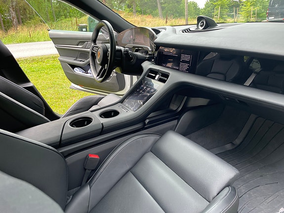 Porsche Taycan 4 25 of 30