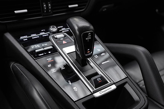 Porsche Cayenne 14 of 30