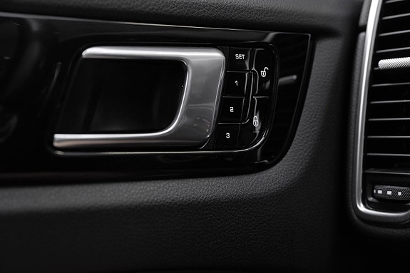 Porsche Cayenne 17 of 30