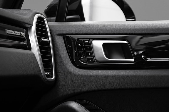 Porsche Cayenne 15 of 30