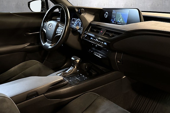 Lexus UX250h 18 of 22