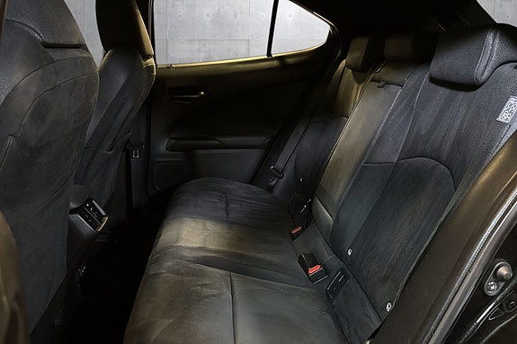 Lexus UX250h 19 of 22