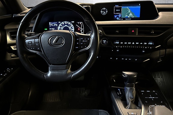 Lexus UX250h 11 of 22