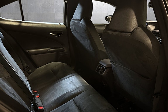 Lexus UX250h 20 of 22