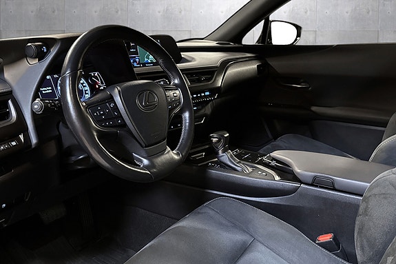 Lexus UX250h 12 of 22
