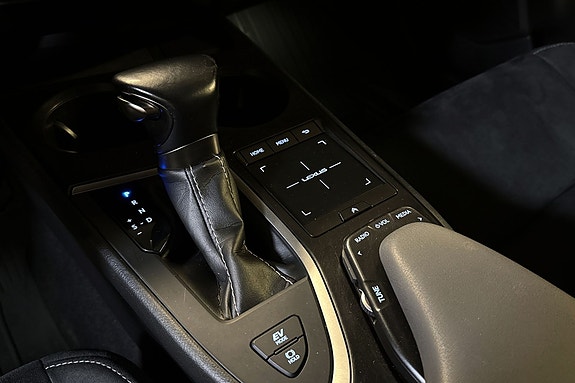 Lexus UX250h 17 of 22