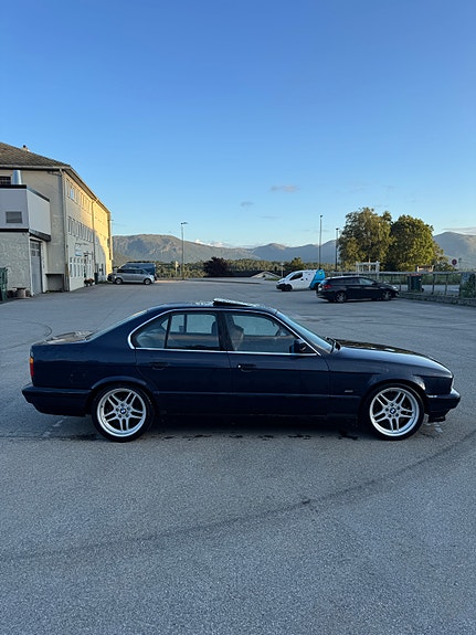 BMW 525i 2 of 12