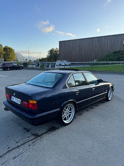 BMW 525i 3 of 12