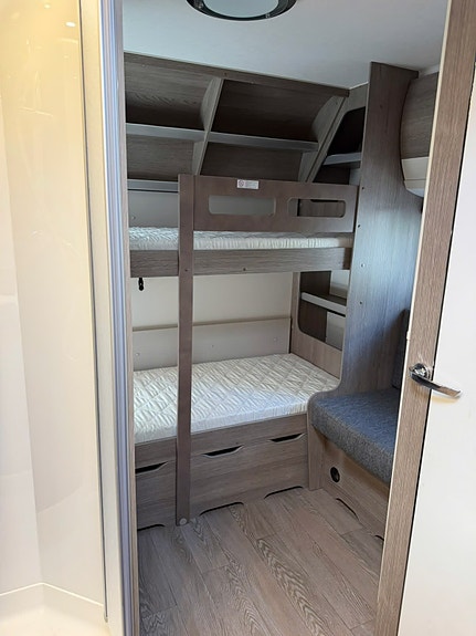 Hobby 720 KWFU Prestige Familievogn med køysenger på egen rom, 23 of 28