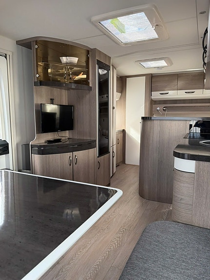 Hobby 720 KWFU Prestige Familievogn med køysenger på egen rom, 14 of 28