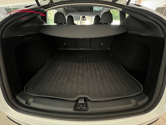 Tesla Model Y 23 of 25