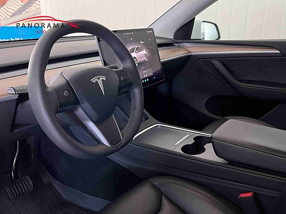 Tesla Model Y 7 of 25