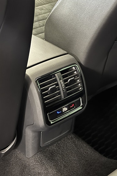 Volkswagen Passat 26 of 30
