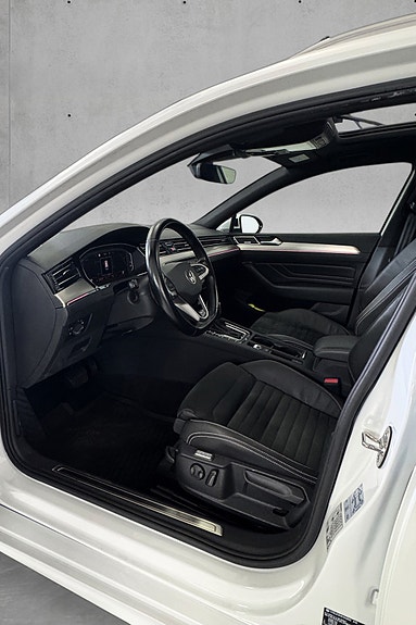 Volkswagen Passat 28 of 30