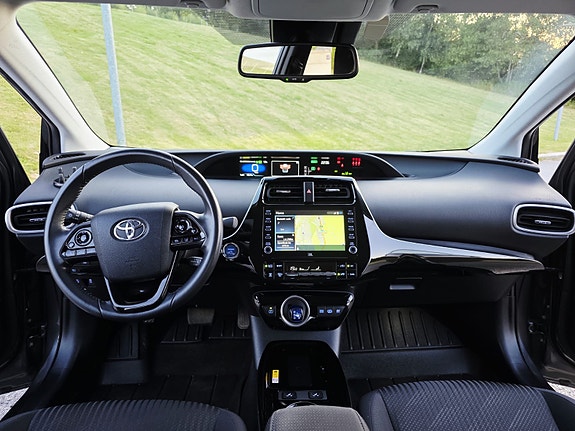 Toyota Prius Plug-in Hybrid 9 of 20
