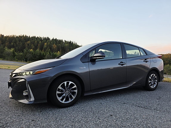 Toyota Prius Plug-in Hybrid 5 of 20