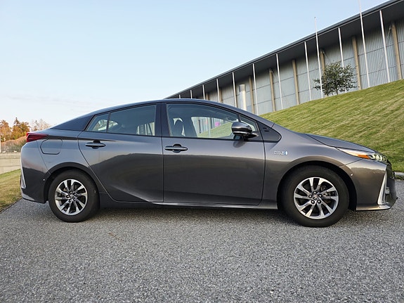 Toyota Prius Plug-in Hybrid 3 of 20