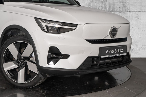 Volvo XC40 2 of 30