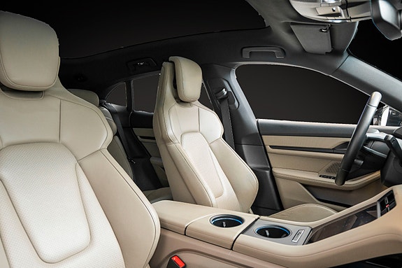 Porsche Taycan Cross Turismo 10 of 27