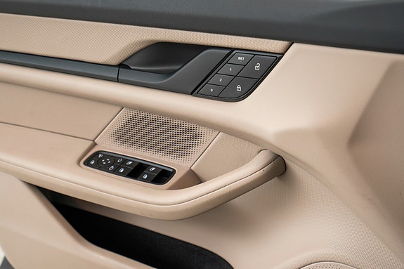 Porsche Taycan Cross Turismo 15 of 27