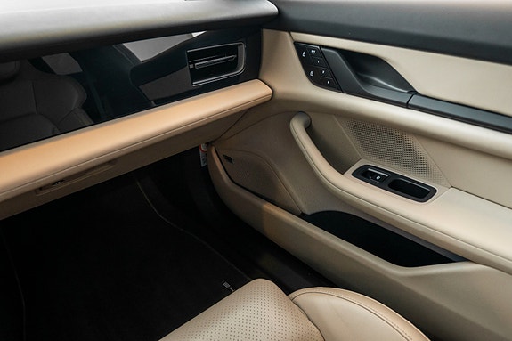 Porsche Taycan Cross Turismo 14 of 27