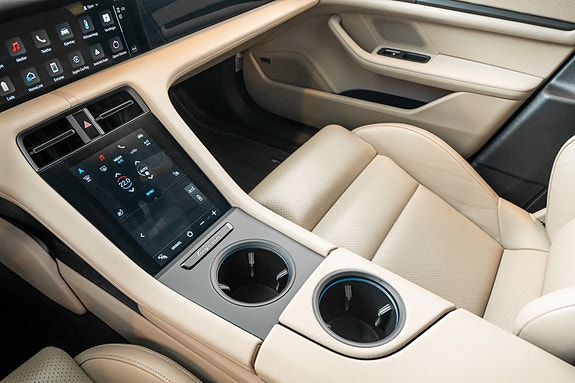 Porsche Taycan Cross Turismo 11 of 27