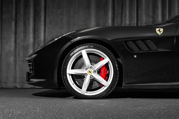 Ferrari GTC4Lusso 10 of 30