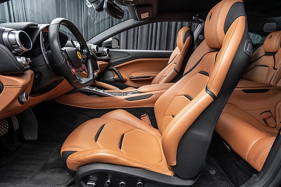 Ferrari GTC4Lusso 20 of 30