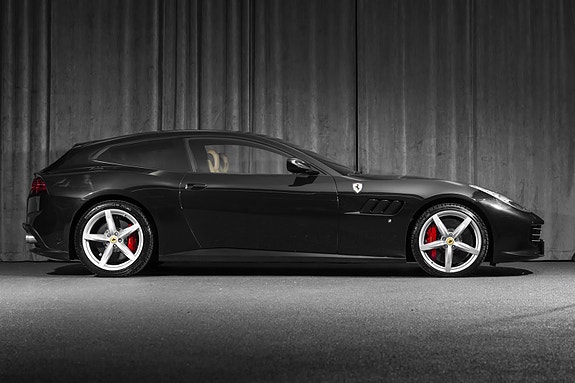 Ferrari GTC4Lusso 14 of 30
