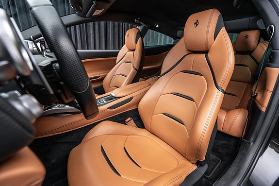 Ferrari GTC4Lusso 12 of 30