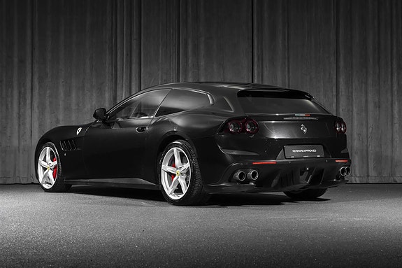 Ferrari GTC4Lusso 16 of 30