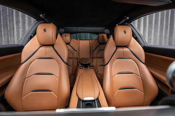 Ferrari GTC4Lusso 18 of 30