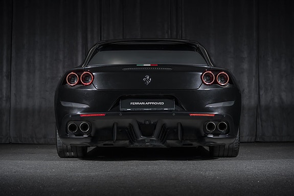 Ferrari GTC4Lusso 4 of 30