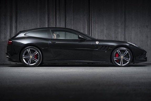 Ferrari GTC4Lusso 6 of 30