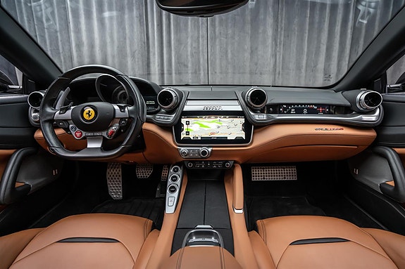Ferrari GTC4Lusso 21 of 30