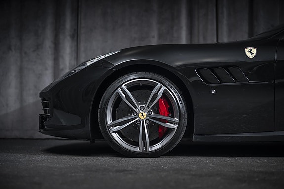 Ferrari GTC4Lusso 9 of 30