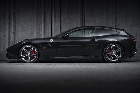 Ferrari GTC4Lusso 2 of 30