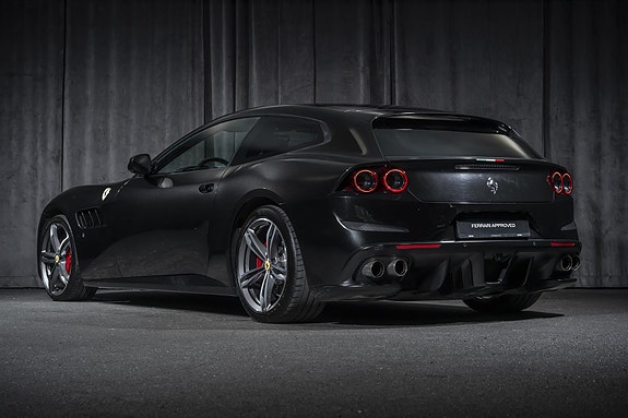 Ferrari GTC4Lusso 3 of 30